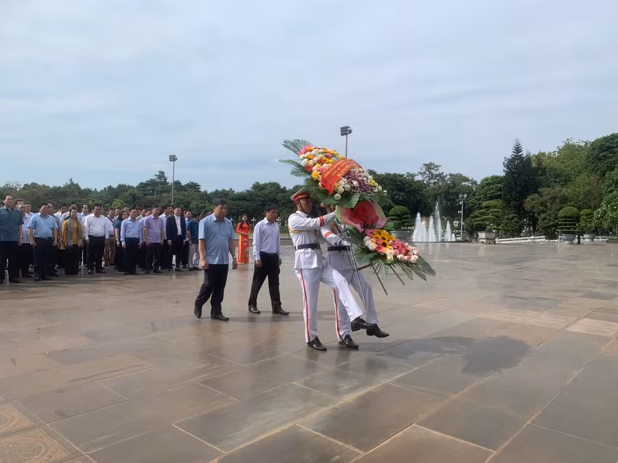 Thượng tướng Trần Việt Khoa-Giám đốc Học viện Quốc phòng và Phó Chủ tịch tỉnh Gia Lai Nguyễn Hữu Quế dâng hoa Chủ tịch Hồ Chí Minh tại Quảng trường Đại Đoàn Kết. Ảnh: T.D