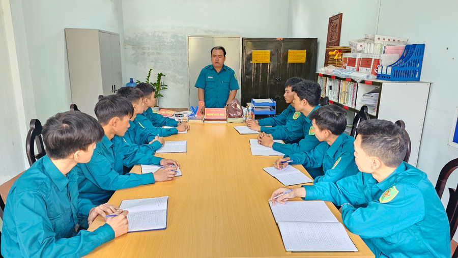 Chỉ huy trưởng Ban Chỉ huy Quân sự phường Phù Đổng Nguyễn Đức Mão chủ trì cuộc họp của Ban. Ảnh: T.D Chỉ huy trưởng Ban Chỉ huy Quân sự phường Phù Đổng Nguyễn Đức Mão chủ trì cuộc họp của Ban. Ảnh: T.D