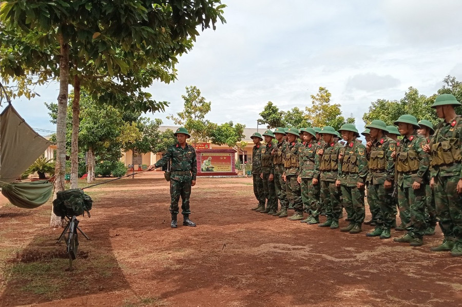 Hướng dẫn cách mắc tăng võng trong hành quân, chiến đấu cho chiến sĩ ở Tiểu đoàn 15. Ảnh: T.D Hướng dẫn cách mắc tăng võng trong hành quân, chiến đấu cho chiến sĩ ở Tiểu đoàn 15. Ảnh: T.D