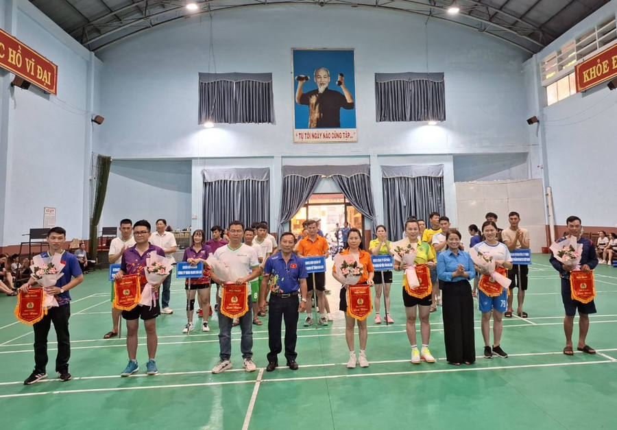 Ban tổ chức trao hoa cho 7 Công đoàn cơ sở trực thuộc Công đoàn Khu Kinh tế tỉnh tham gia hội thao. Ảnh: T.D Ban tổ chức trao hoa cho 7 Công đoàn cơ sở trực thuộc Công đoàn Khu Kinh tế tỉnh tham gia hội thao. Ảnh: T.D