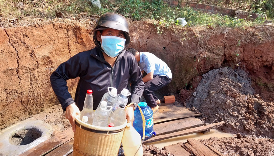Thiếu nước sạch, người dân phải đi bộ 3 km để gùi nước về dùng. Ảnh: T.D