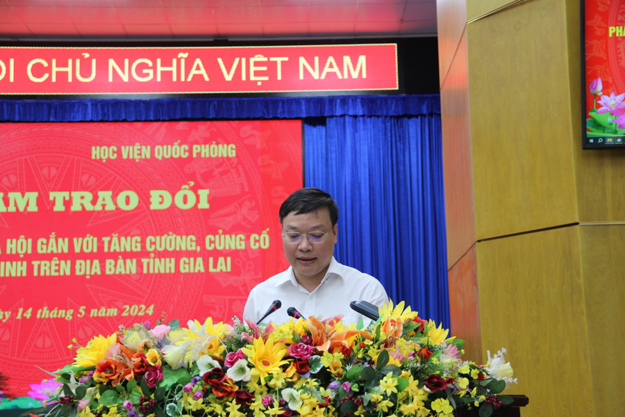 Phó Bí thư Tỉnh ủy, Chủ tịch UBND tỉnh phát biểu chào mừng đoàn công tác Học viện Quốc phòng đi nghiên cứu thực tế tại Gia Lai. Ảnh: T.D