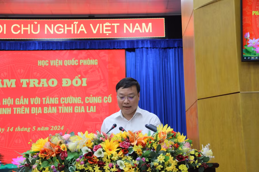 Phó Bí thư Tỉnh ủy, Chủ tịch UBND tỉnh phát biểu chào mừng đoàn công tác Học viện Quốc phòng đi nghiên cứu thực tế tại Gia Lai. Ảnh: T.D