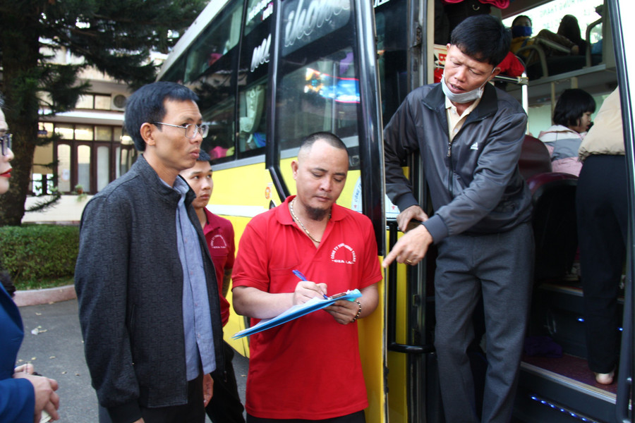 Các doanh nghiệp cần có kế hoạch bố trí đủ số lượng phương tiện phục vụ nhu cầu đi lại của Nhân dân dịp nghỉ lễ 30-4 và 1-5. Ảnh: T.D