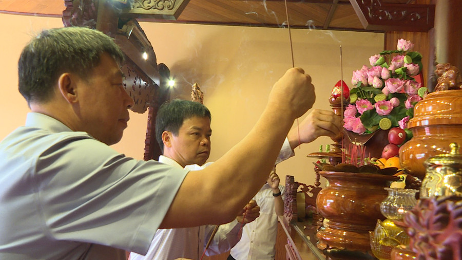 Đoàn công tác bày tỏ lòng biết ơn sâu sắc đối với Chủ tịch Hồ Chí Minh trong sự nghiệp lãnh đạo Đảng, Nhân dân đấu tranh thống nhất đất nước. Ảnh: T.D Đoàn công tác bày tỏ lòng biết ơn sâu sắc đối với Chủ tịch Hồ Chí Minh trong sự nghiệp lãnh đạo Đảng, Nhân dân đấu tranh thống nhất đất nước. Ảnh: T.D