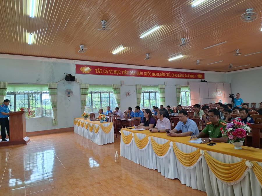 Thanh tra giao thông tuyên truyền pháp luật về chấp hành các quy định của pháp luật về an toàn giao thông đường thủy. Ảnh: T.D Thanh tra giao thông tuyên truyền pháp luật về chấp hành các quy định của pháp luật về an toàn giao thông đường thủy. Ảnh: T.D