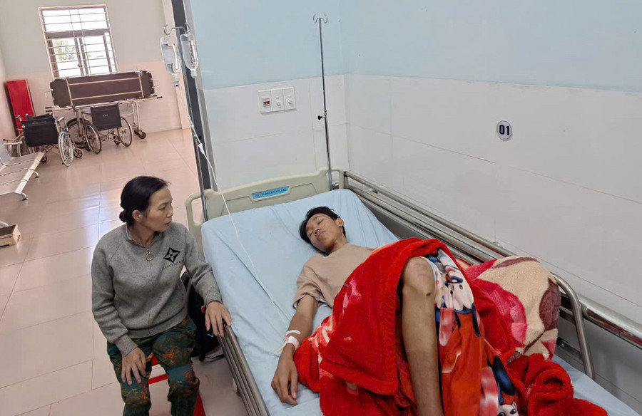 Hay tin cháu trai được giải cứu thành công sau khi bị mắc kẹt giữa sông nhiều ngày, bà Nguyễn Thị Nguyệt xuống bệnh viện chăm sóc. Ảnh: N.T