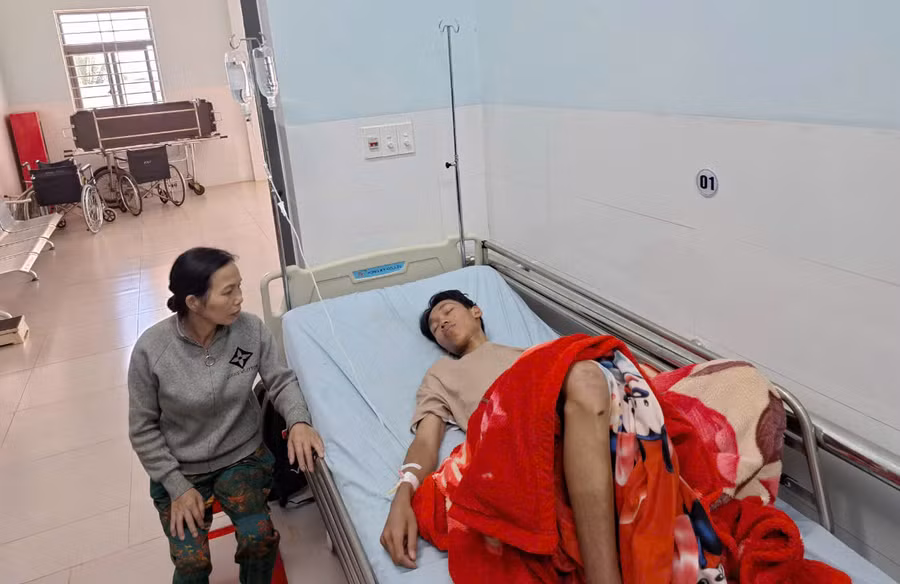 Hay tin cháu trai được giải cứu thành công sau khi bị mắc kẹt giữa sông nhiều ngày, bà Nguyễn Thị Nguyệt xuống bệnh viện chăm sóc. Ảnh: N.T