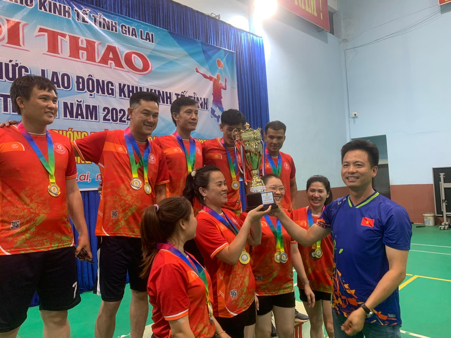 Đội bóng chuyền Công đoàn cơ sở Công ty Xây dựng và Vận tải Gia Lai giành huy chương vàng môn bóng chuyền. Ảnh: T.D Đội bóng chuyền Công đoàn cơ sở Công ty Xây dựng và Vận tải Gia Lai giành huy chương vàng môn bóng chuyền. Ảnh: T.D