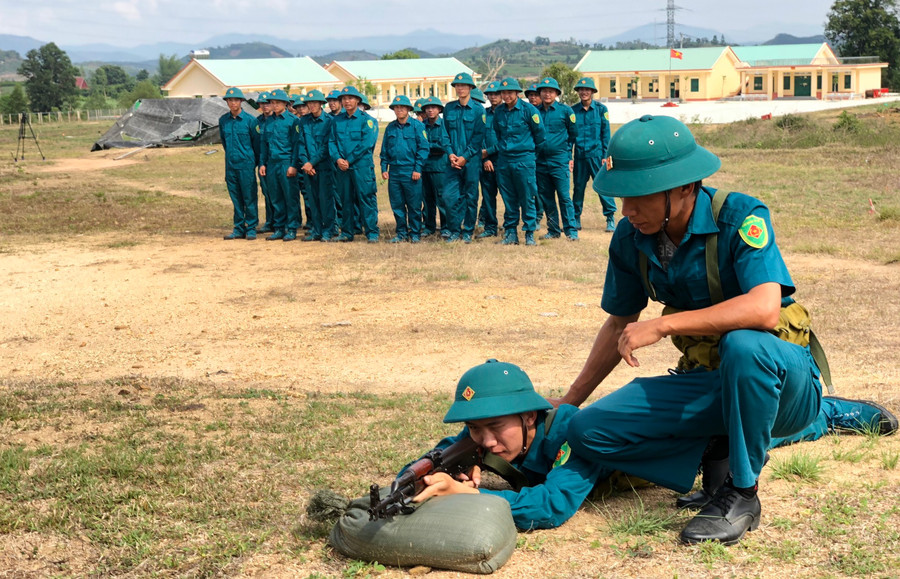 Anh Nguyễn Minh Trung hướng dẫn chiến sĩ tự vệ lấy đường ngắm cơ bản trong huấn luyện dân quân tự vệ tại xã. Ảnh: T.D Anh Nguyễn Minh Trung hướng dẫn chiến sĩ tự vệ lấy đường ngắm cơ bản trong huấn luyện dân quân tự vệ tại xã. Ảnh: T.D