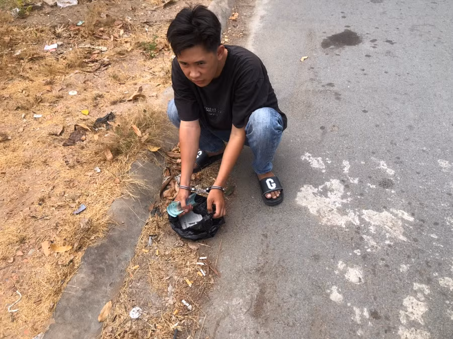 Đối tượng Nguyễn Đức Duy bị bắt quả tang về hành vi "Cưỡng đoạt tài sản". Ảnh: Công an cung cấp