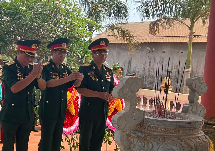 Cựu chiến binh dâng hương tại Nhà bia chiến thắng Chư Bồ-Đức Cơ. Ảnh: T.D Cựu chiến binh dâng hương tại Nhà bia chiến thắng Chư Bồ-Đức Cơ. Ảnh: T.D