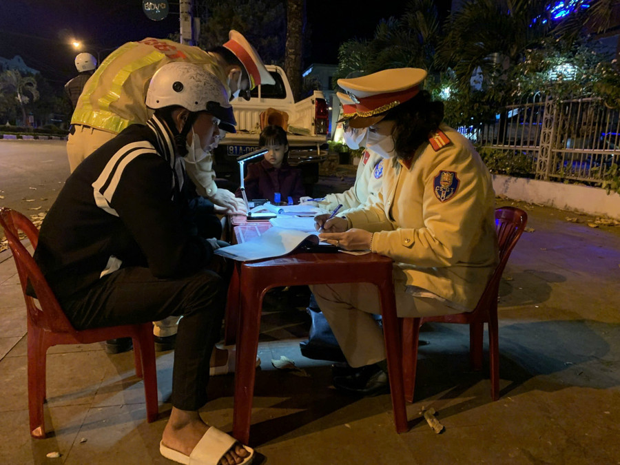 Lực lượng Cảnh sát giao thông trong tỉnh xử phạt 149 trường hợp vi phạm khi điều khiển phương tiện tham gia giao thông trong dịp nghỉ lễ Quốc khánh 2-9. Ảnh: T.D Lực lượng Cảnh sát giao thông trong tỉnh xử phạt 149 trường hợp vi phạm khi điều khiển phương tiện tham gia giao thông trong dịp nghỉ lễ Quốc khánh 2-9. Ảnh: T.D