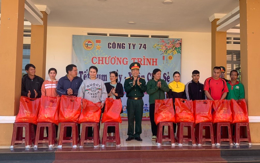 Người dân xã Ia Kla nhận quà do Bộ Quốc phòng, Binh đoàn 15 và Công ty TNHH một thành viên 74 trao tặng. Ảnh: T.D Người dân xã Ia Kla nhận quà do Bộ Quốc phòng, Binh đoàn 15 và Công ty TNHH một thành viên 74 trao tặng. Ảnh: T.D