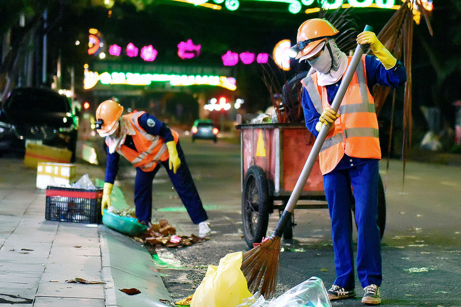Mỗi nhóm công thường thường có từ 2-3 người được phân công phụ trách quét dọn vệ sinh theo từng tuyến đường.