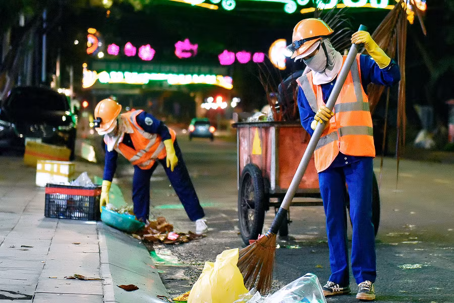 Mỗi nhóm công thường thường có từ 2-3 người được phân công phụ trách quét dọn vệ sinh theo từng tuyến đường.