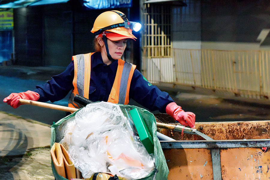 Những công nhân làm việc xuyên đêm bất kể thời tiết nắng hay mưa.