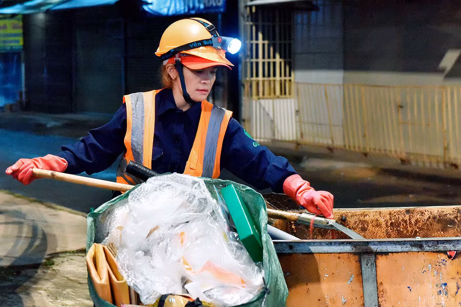 Những công nhân làm việc xuyên đêm bất kể thời tiết nắng hay mưa.