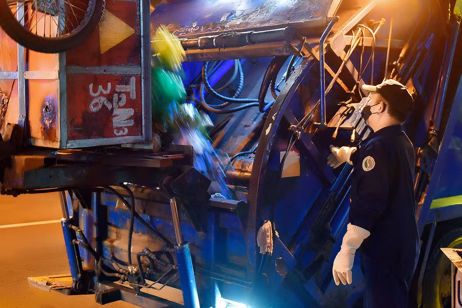 Công nhân vệ sinh môi trường cố gắng hoàn thành tiến độ công việc của mình.