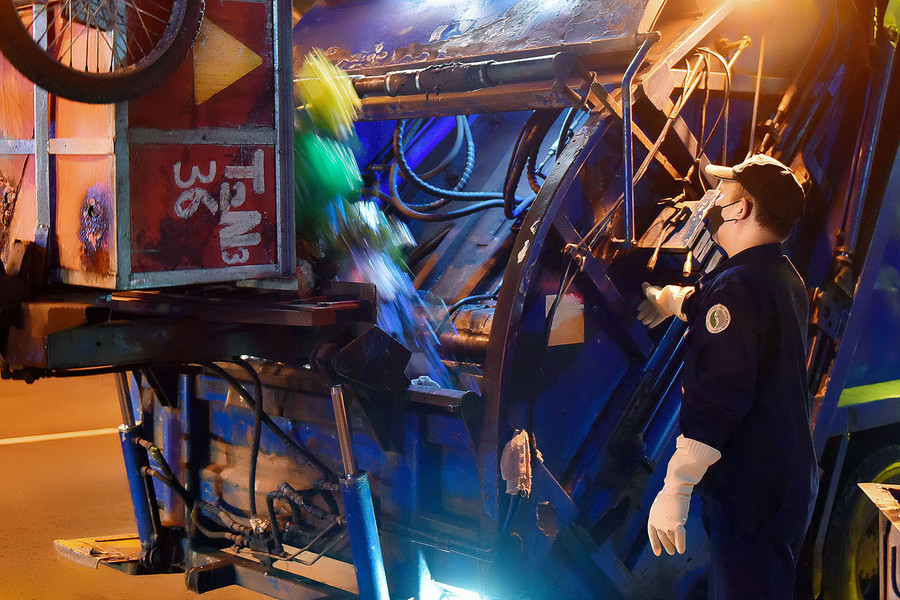 Công nhân vệ sinh môi trường cố gắng hoàn thành tiến độ công việc của mình.