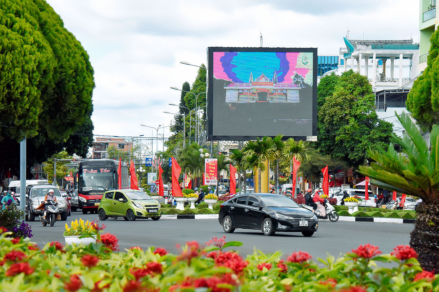 TP. Pleiku xanh-sạch-đẹp là nhờ sự góp sức không nhỏ của những công nhân vệ sinh môi trường.