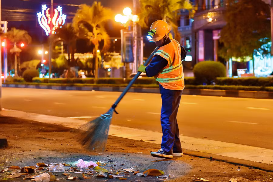 Chị Võ Thị Kim Liên-công nhân quét rác trên đường Phạm Văn Đồng (TP. Pleiku) cho biết, tôi làm công việc này đã được 14 năm. Mỗi ngày bắt đầu công việc từ lúc 20 giờ đến 1 giờ ngày hôm sau.