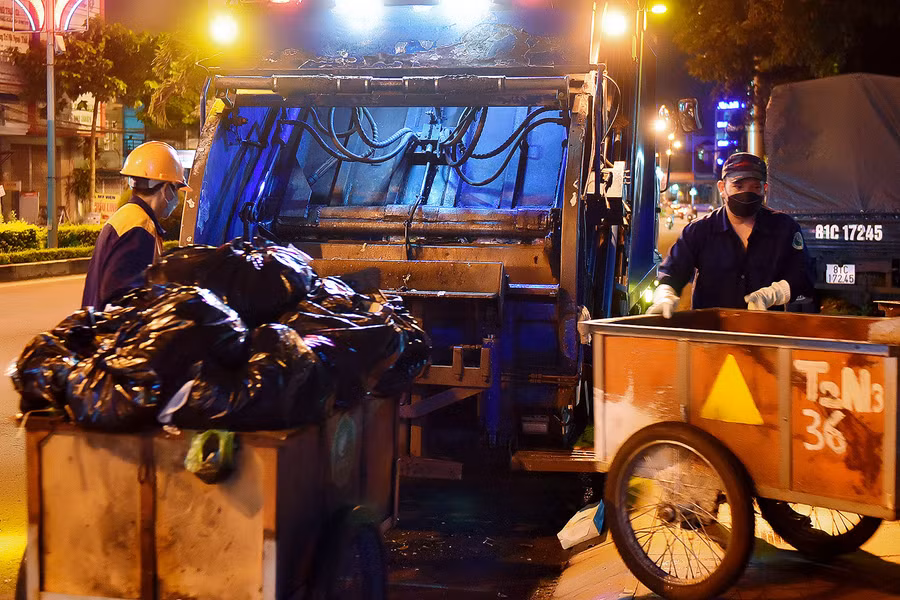 Xe cơ giới vận chuyển rác về nơi xử lý.