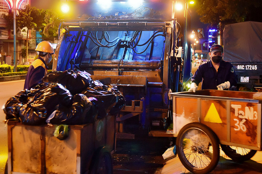 Xe cơ giới vận chuyển rác về nơi xử lý.