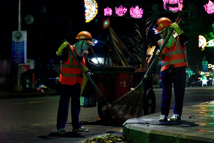 Những đôi chân thầm lặng, những tiếng chổi xào xạc... hàng đêm, âm thầm làm sạch đường phố.