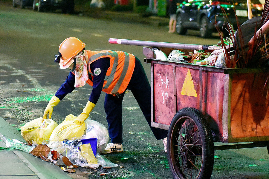 Nhiệm vụ của họ là thu gom, phân loại rác thải và quét rác ở các phố phường.
