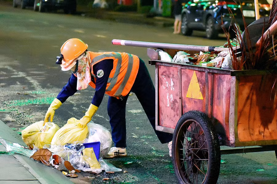 Nhiệm vụ của họ là thu gom, phân loại rác thải và quét rác ở các phố phường.