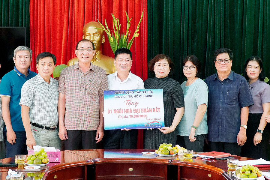 Đại diện nhóm công tác xã hội trao bảng tượng trưng tặng nhà "Đại đoàn kết" cho Ban Dân vận Tỉnh ủy. Ảnh: Đức Thụy