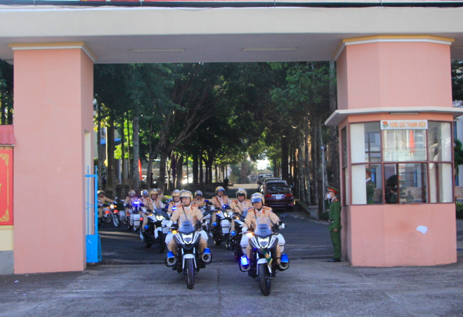 Diễu hành tuyên truyền về an toàn giao thông, trấn áp tội phạm. Ảnh: T.D Diễu hành tuyên truyền về an toàn giao thông, trấn áp tội phạm. Ảnh: T.D