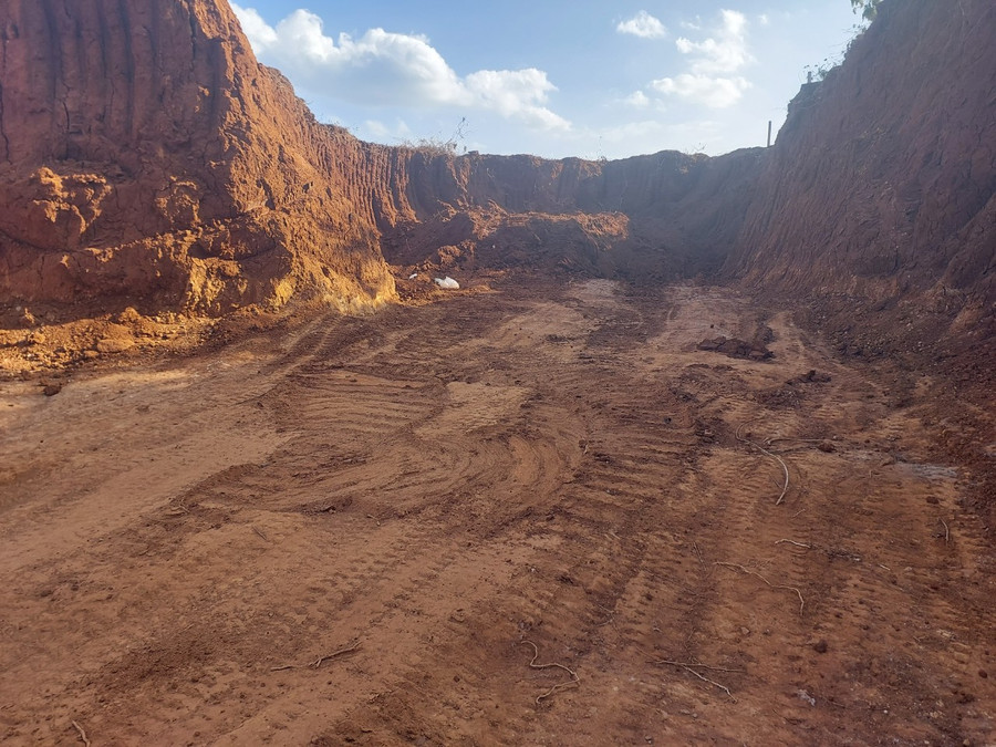 Tại thôn Hàm Rồng (xã Ia Băng) diễn ra tình trạng khai thác đất trái phép. Ảnh: H.S