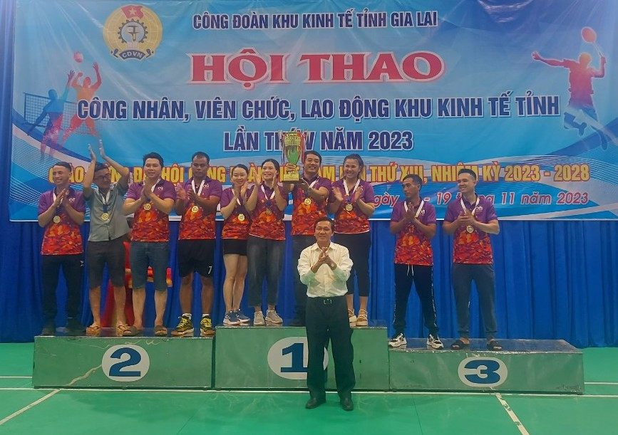 Đội bóng chuyền của Công đoàn cơ sở Chi nhánh Công ty TNHH Olam Gia Lai giành giải nhất ở môn bóng chuyền nam nữ kết hợp. Ảnh: T.D