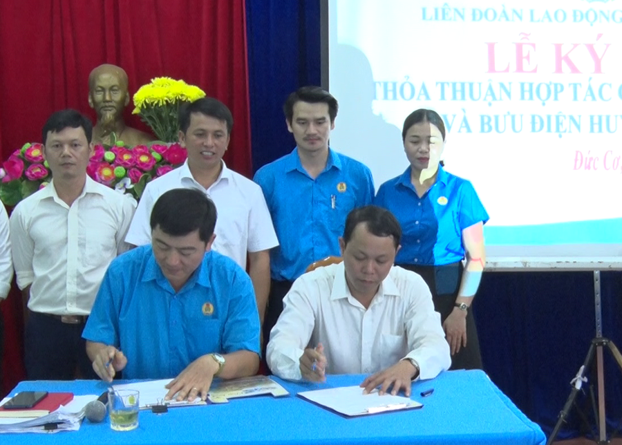 Chủ tịch LĐLĐ huyện Đức Cơ Hồ Đình Kỳ và Giám đốc Bưu điện huyện Đức Cơ Trần Nam Trung ký kết thoả thuận hợp tác. Ảnh: H.S Chủ tịch LĐLĐ huyện Đức Cơ Hồ Đình Kỳ và Giám đốc Bưu điện huyện Đức Cơ Trần Nam Trung ký kết thoả thuận hợp tác. Ảnh: H.S