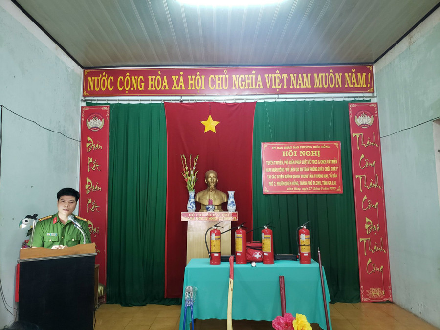 Công an phường Diên Hồng (TP. Pleiku) tuyên truyền PCCC và CNCH. Ảnh: T.D