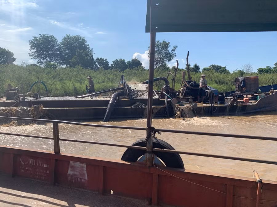 Đoàn kiểm tra của UBND xã Ia Khai bắt quả tang tàu hút, vận chuyển cát trái phép ở trên sông Sê San, địa phận tỉnh Gia Lai. Ảnh: Thiên Di