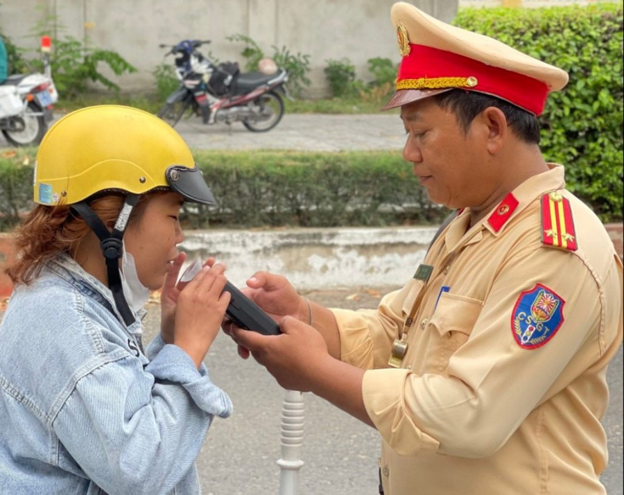 Công an huyện Krông Pa đo nồng độ cồn. Ảnh: R.H. Công an huyện Krông Pa đo nồng độ cồn. Ảnh: R.H.