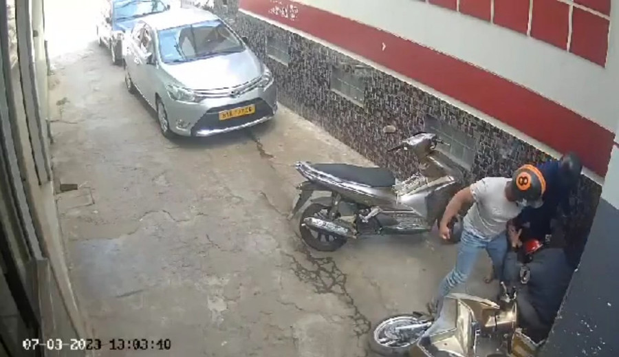 Ông Võ Ngọc A. bị 2 người lạ đấm đá túi bụi. Ảnh cắt từ clip