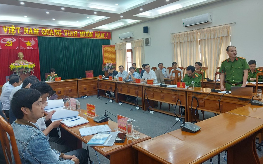 Đại diện Phòng Cảnh sát Phòng cháy chữa cháy-Cứu nạn cứu hộ Công an tỉnh báo cáo tóm tắt tình huống diễn tập. Ảnh: T.D