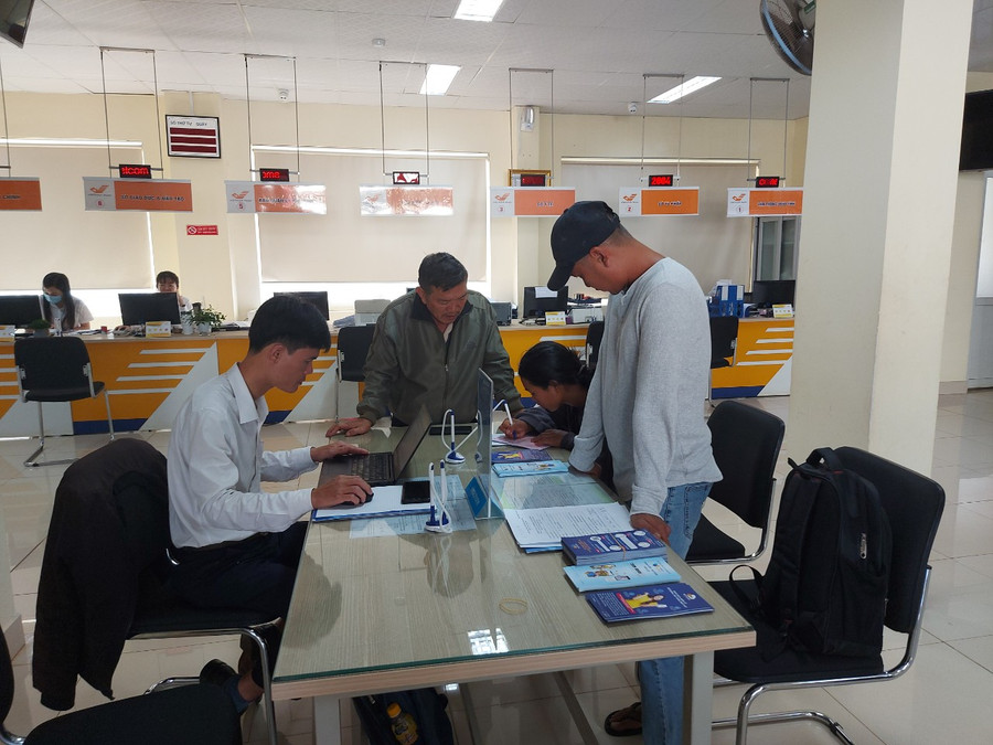 Người dân trải nghiệm các dịch vụ về hỗ trợ thanh toán không dùng tiền mặt, cung cấp chữ ký số. Ảnh: T.D