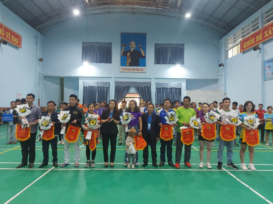 Ban tổ chức hội thao tặng hoa cho các đoàn vận động viên tham gia thi đấu. Ảnh: T.D