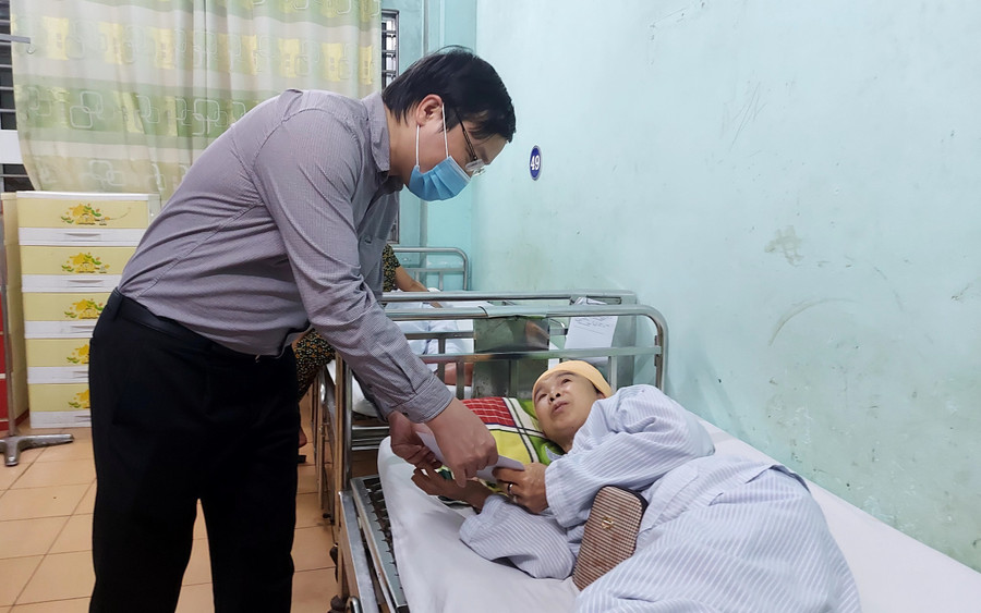 Chủ tịch UBND tỉnh Trương Hải Long động viên nạn nhân bị thương trong vụ tai nạn tại ngã ba La Sơn đang điều trị ở Bệnh viện Đa khoa tỉnh. Ảnh: T.D Chủ tịch UBND tỉnh Trương Hải Long động viên nạn nhân bị thương trong vụ tai nạn tại ngã ba La Sơn đang điều trị ở Bệnh viện Đa khoa tỉnh. Ảnh: T.D