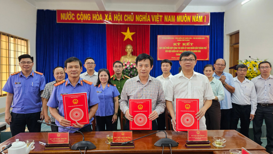 Lãnh đạo 3 cơ quan của TP. Pleiku ký kết quy chế phối hợp công tác. Ảnh: T.D Lãnh đạo 3 cơ quan của TP. Pleiku ký kết quy chế phối hợp công tác. Ảnh: T.D