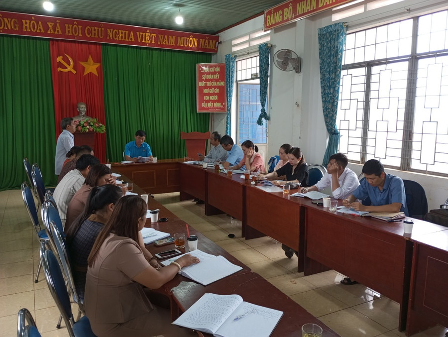 Đoàn giám sát của Liên đoàn Lao động huyện Đức Cơ làm việc với UBND xã Ia Pnôn. Ảnh: T.D Đoàn giám sát của Liên đoàn Lao động huyện Đức Cơ làm việc với UBND xã Ia Pnôn. Ảnh: T.D