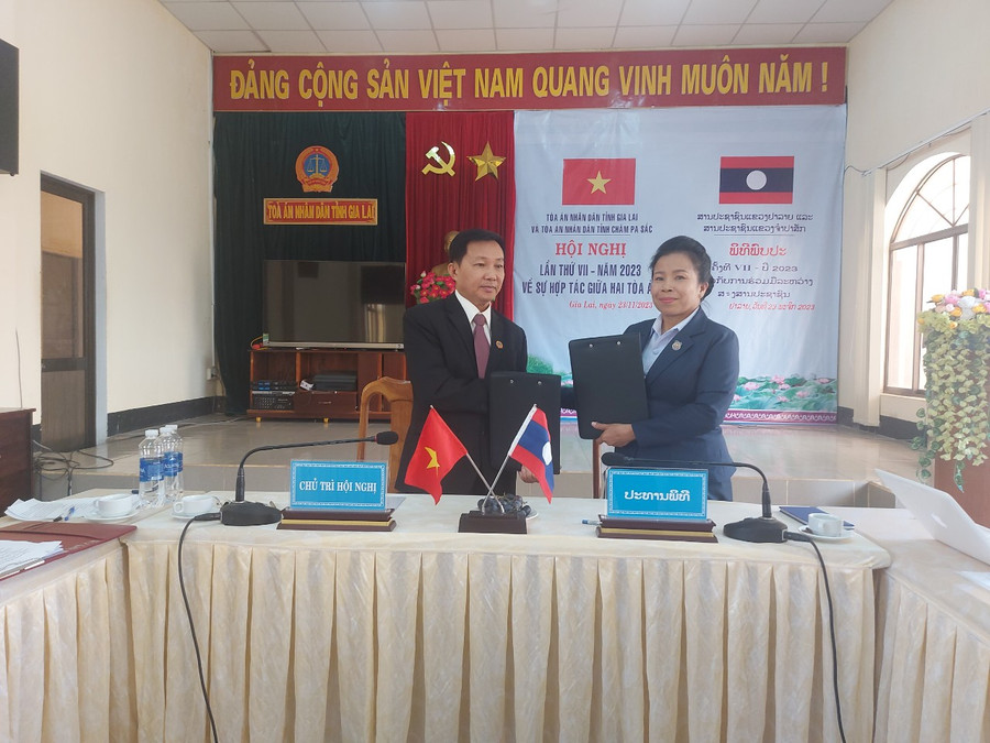 Lãnh đạo Tòa án nhân dân tỉnh Gia Lai và Tòa án nhân dân tỉnh Chăm Pa Sắc ký biên bản hợp tác. Ảnh: T.D