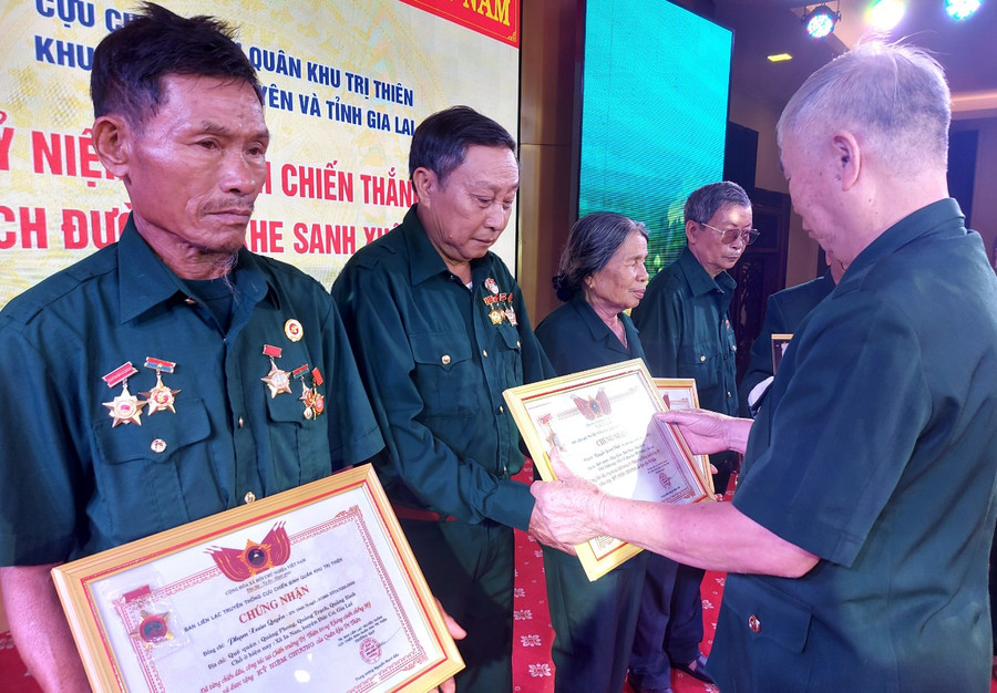 Trao kỷ niệm chương cho 5 cựu chiến binh từng chiến đấu, công tác tại chiến trường Trị Thiên trong kháng chiến chống Mỹ. Ảnh: Nguyễn Tú Trao kỷ niệm chương cho 5 cựu chiến binh từng chiến đấu, công tác tại chiến trường Trị Thiên trong kháng chiến chống Mỹ. Ảnh: Nguyễn Tú