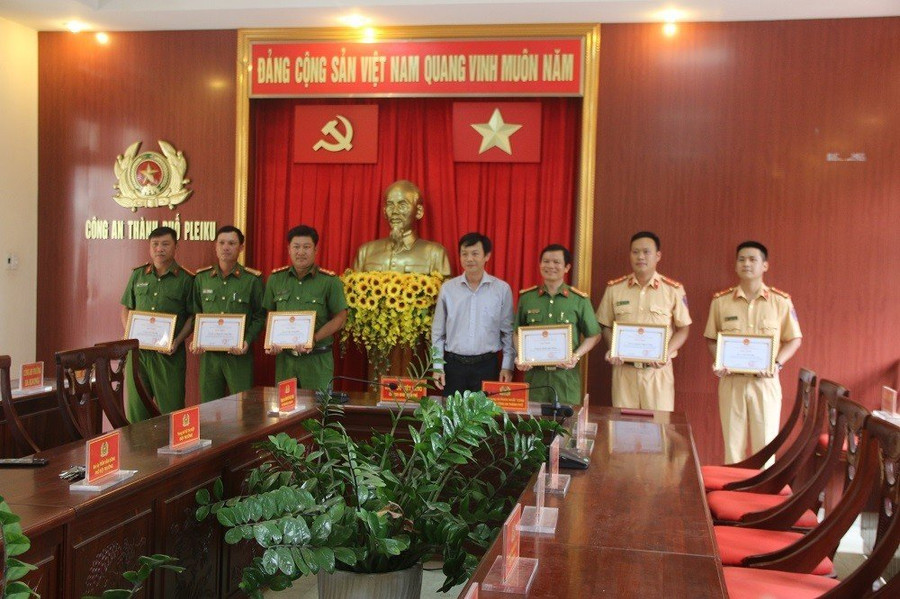 Chủ tịch UBND TP. Pleiku Đỗ Việt Hưng trao thưởng cho tập thể, cá nhân Công an TP. Pleiku có thành tích xuất sắc trong việc bắt giữ nghi phạm người Trung Quốc sát hại kế toán lẩn trốn đến Gia Lai. Ảnh: T.D Chủ tịch UBND TP. Pleiku Đỗ Việt Hưng trao thưởng cho tập thể, cá nhân Công an TP. Pleiku có thành tích xuất sắc trong việc bắt giữ nghi phạm người Trung Quốc sát hại kế toán lẩn trốn đến Gia Lai. Ảnh: T.D