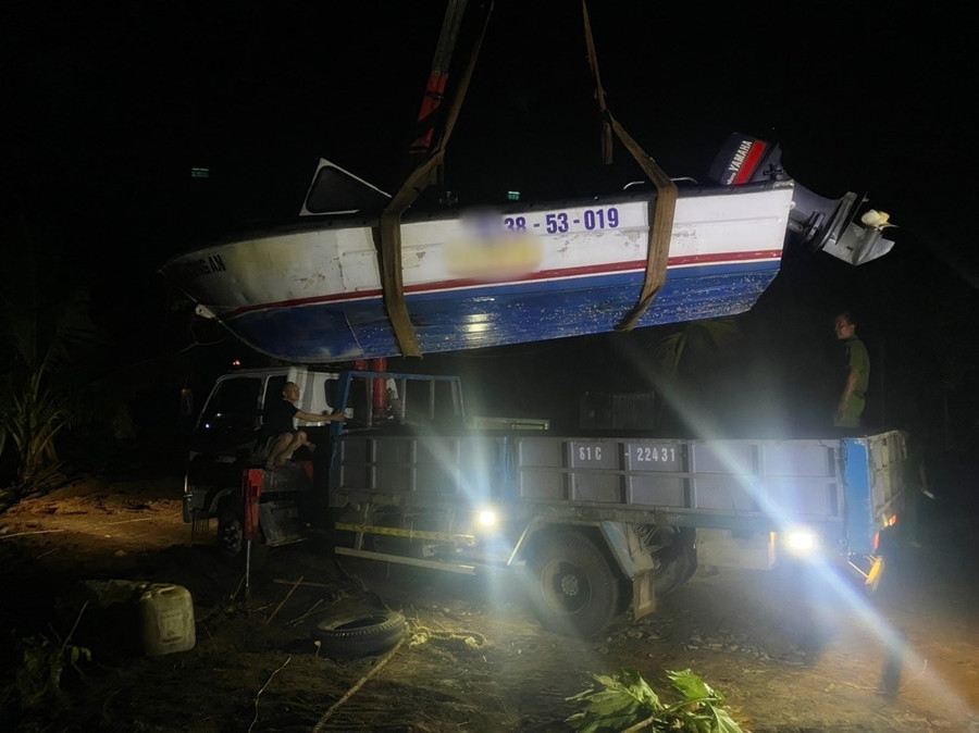 Lực lượng chức năng huyện Chư Păh đưa ca nô số đăng ký CA 38-53-019 về Công an thị trấn Ia Ly để tiếp tục xác minh, làm rõ. Ảnh: T.D Lực lượng chức năng huyện Chư Păh đưa ca nô số đăng ký CA 38-53-019 về Công an thị trấn Ia Ly để tiếp tục xác minh, làm rõ. Ảnh: T.D